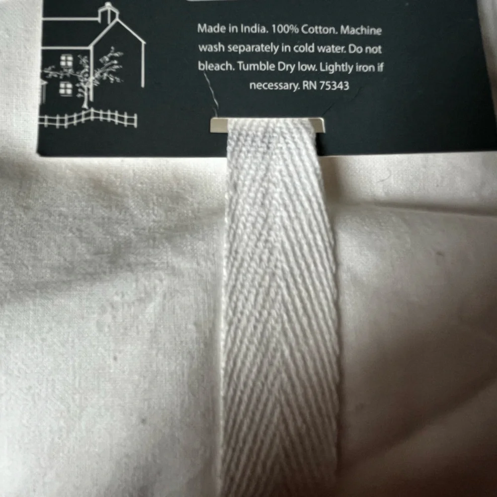 The Farmhouse Rachel Ashwell Red and White Napkins Set